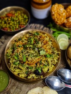 हरी उड़द दाल की खिचड़ी (green urad dal khichdi recipe in Hindi) रेसिपी मुख्य फोटो