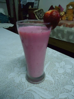 स्ट्रॉबेरी दूध शेक (Strawberry milk shake recipe in hindi) रेसिपी मुख्य फोटो