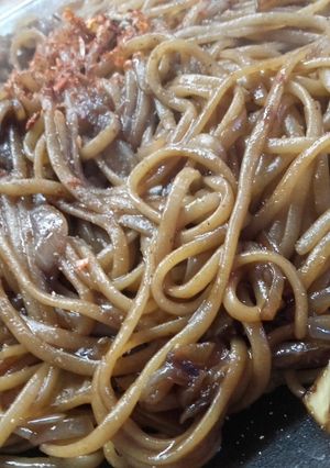 Una foto de Tallarines salteados con salsa de soja♡