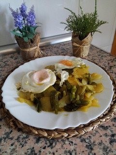 Una foto de Patatas con pimientos y huevos fritos