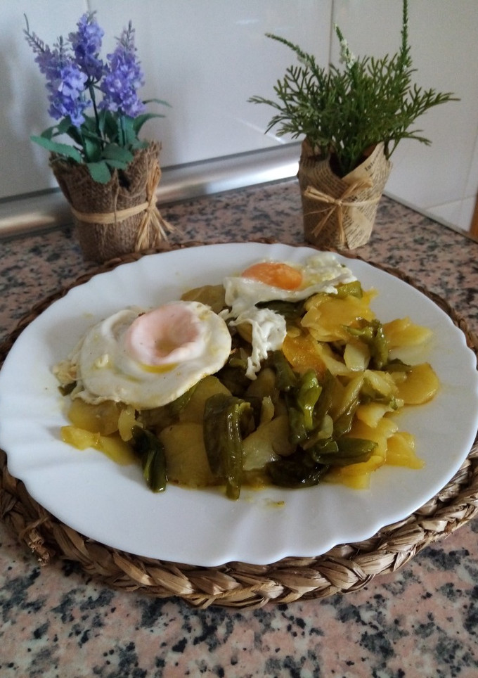 Una foto de Patatas con pimientos y huevos fritos
