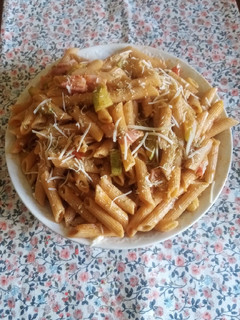 Una foto de Pasta integral con calabacin y bacón ahumado