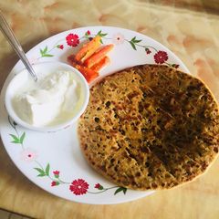 A picture of Sprouts mung ka pratha or curd.