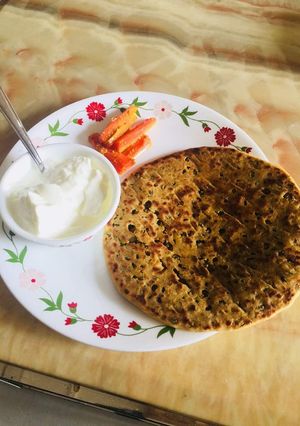 A picture of Sprouts mung ka pratha or curd.