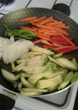 Una foto de Arroz con verduras y pollo