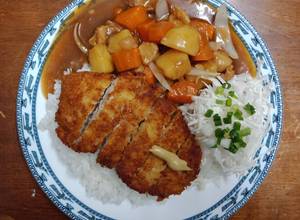 Hình của món KAREI & TONKATSU (Cơm cà ri Nhật & Thịt heo chiên xù).