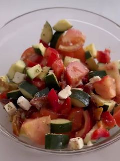 Foto de Salada de Tomate e Pepino com Feta