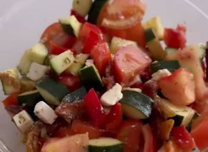 Foto de Salada de Tomate e Pepino com Feta