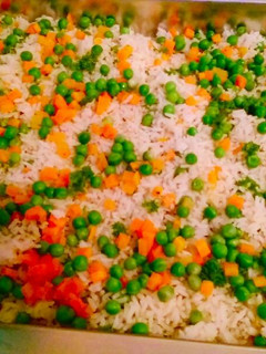 Una foto de Arroz con guisantes y zanahorias!