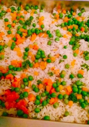 Una foto de Arroz con guisantes y zanahorias!