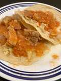Taquitos de salsa de chicharrón con lechuga