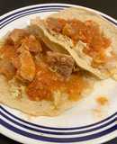 Taquitos de salsa de chicharrón con lechuga