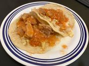 Una foto de chicharrones de cerdo