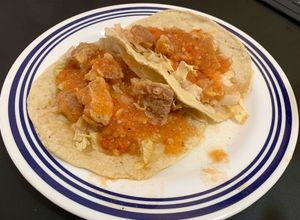 Una foto de Taquitos de salsa de chicharrón con lechuga