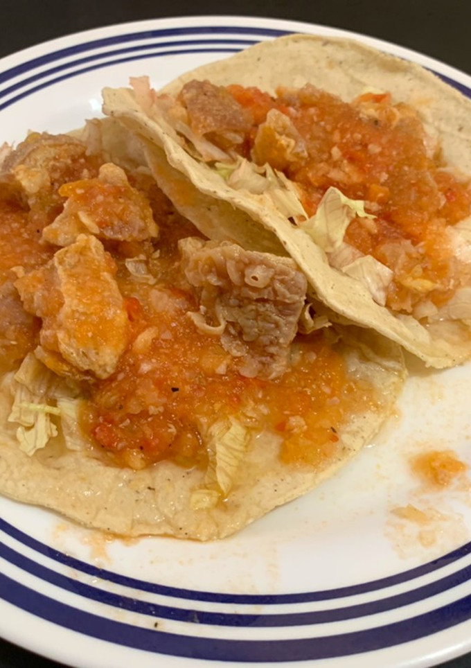 Una foto de Taquitos de salsa de chicharrón con lechuga