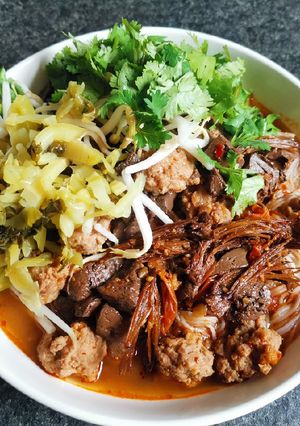 รูปของ ขนมจีนน้ำเงี้ยวหมูสับก้อนทรงเครื่อง