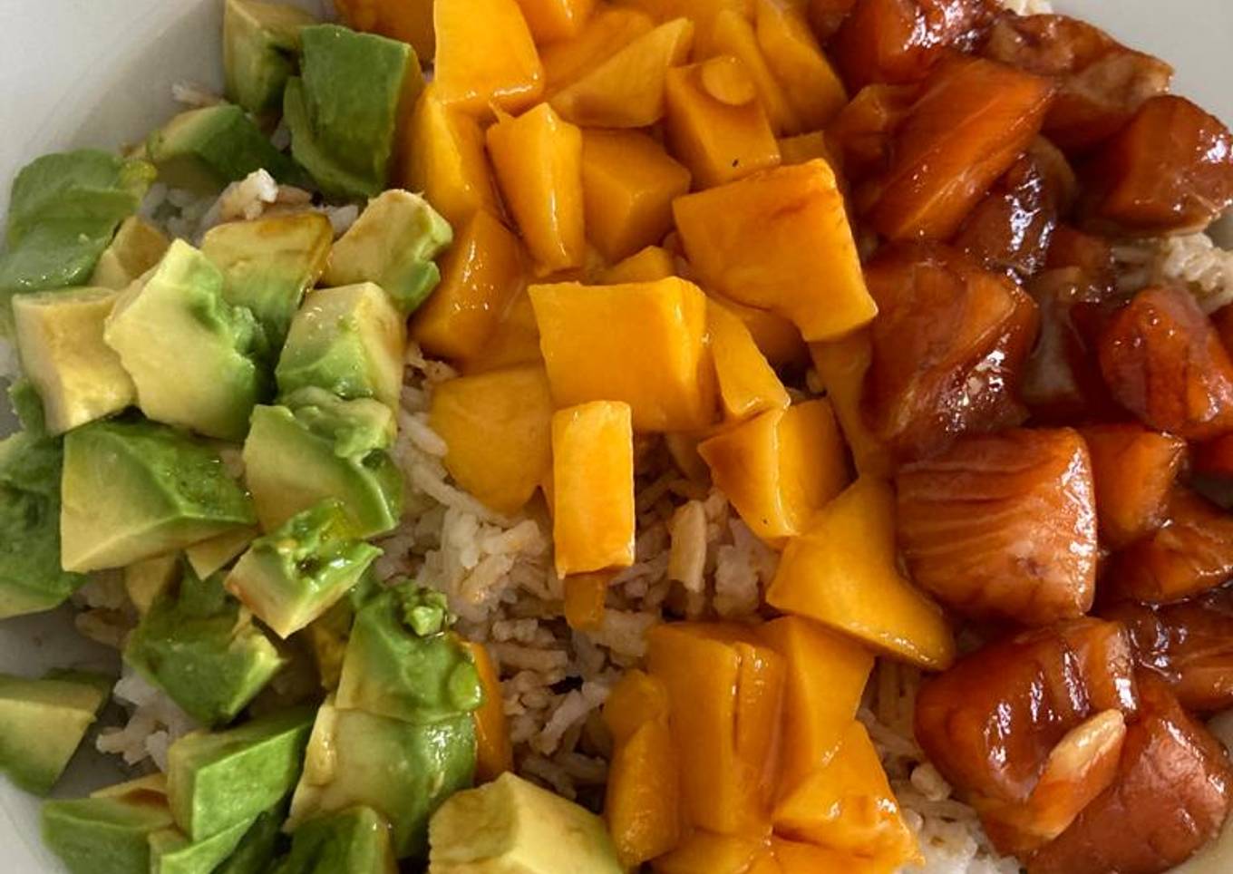 Poke salmón, aguacate y mango