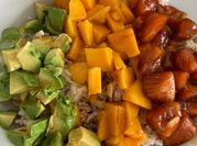 Una foto de ensalada con mango