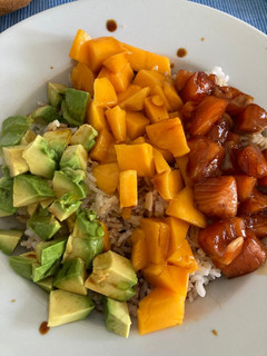 Una foto de Poke salmón, aguacate y mango