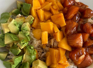 Foto principal de Poke salmón, aguacate y mango