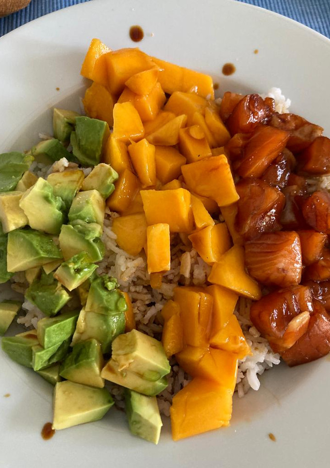 Una foto de Poke salmón, aguacate y mango