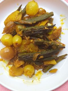 भरवा भिंडी विद अनियन बेबी (Bharwan bhindi with onion baby recipe in hindi) रेसिपी मुख्य फोटो