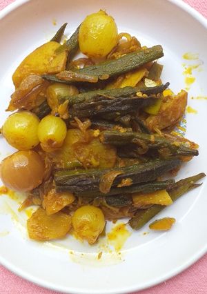 भरवा भिंडी विद अनियन बेबी (Bharwan bhindi with onion baby recipe in hindi) रेसिपी मुख्य फोटो