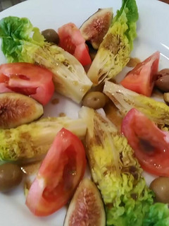 Una foto de Ensalada de cogollos e higos