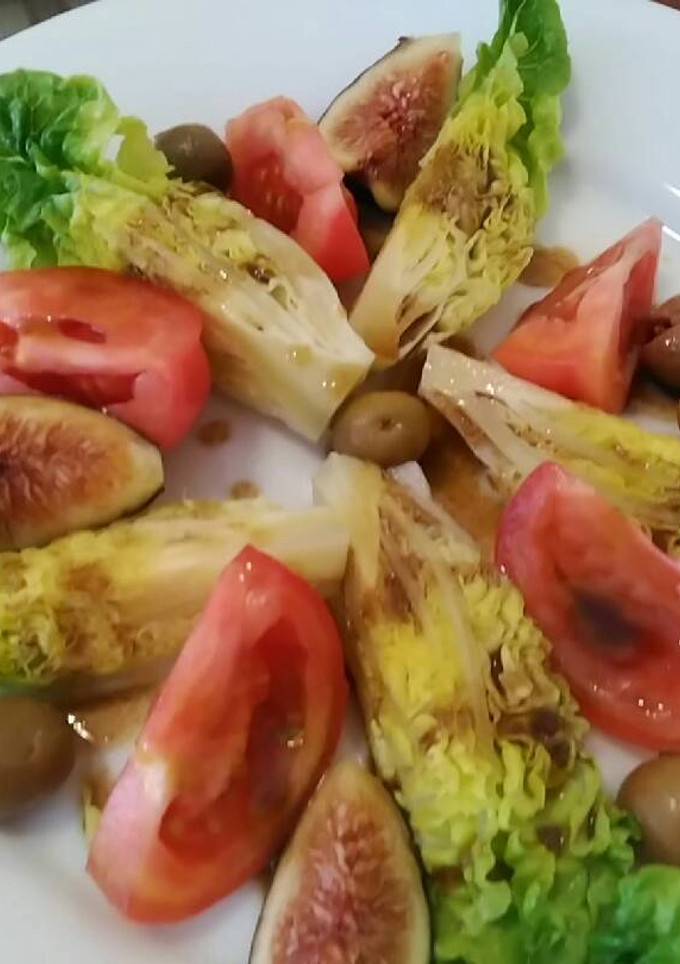 Una foto de Ensalada de cogollos e higos