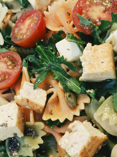 Una foto de Ensalada de pasta con tofu