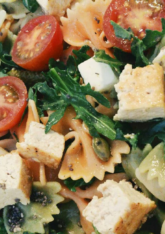 Una foto de Ensalada de pasta con tofu