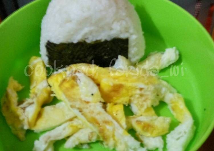 Onigiri /nasi kepal serundeng kelapa