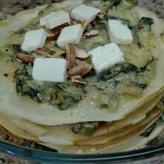 Una foto de Torre de crepes con acelga gratinada
