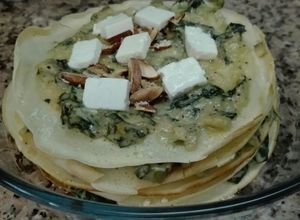 Una foto de Torre de crepes con acelga gratinada