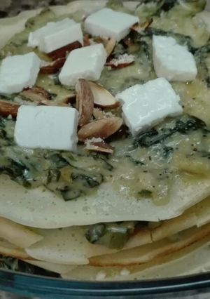 Una foto de Torre de crepes con acelga gratinada