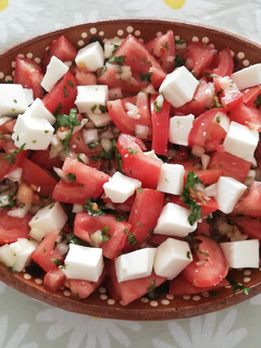 Una foto de Causeo chileno con cilantro