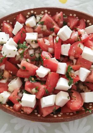 Una foto de Causeo chileno con cilantro