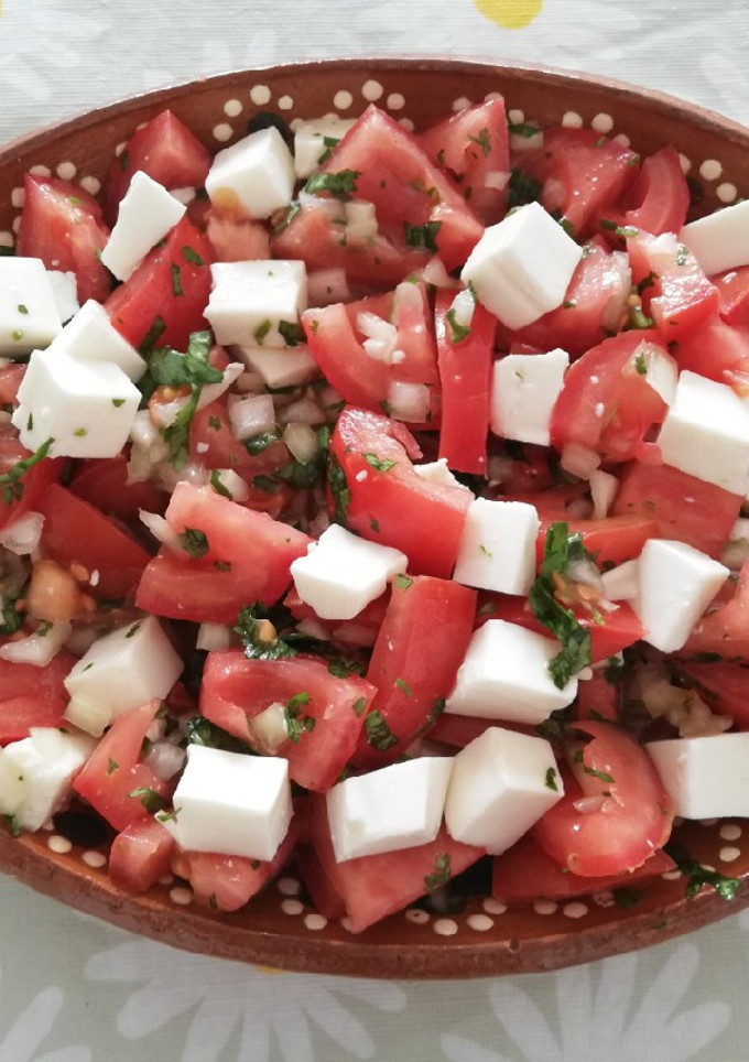 Una foto de Causeo chileno con cilantro