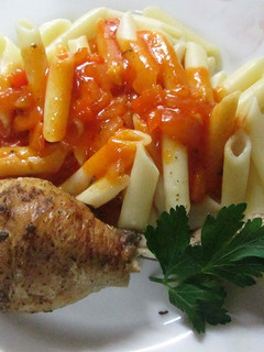 Una foto de Pollo al horno con macarrones en salsa