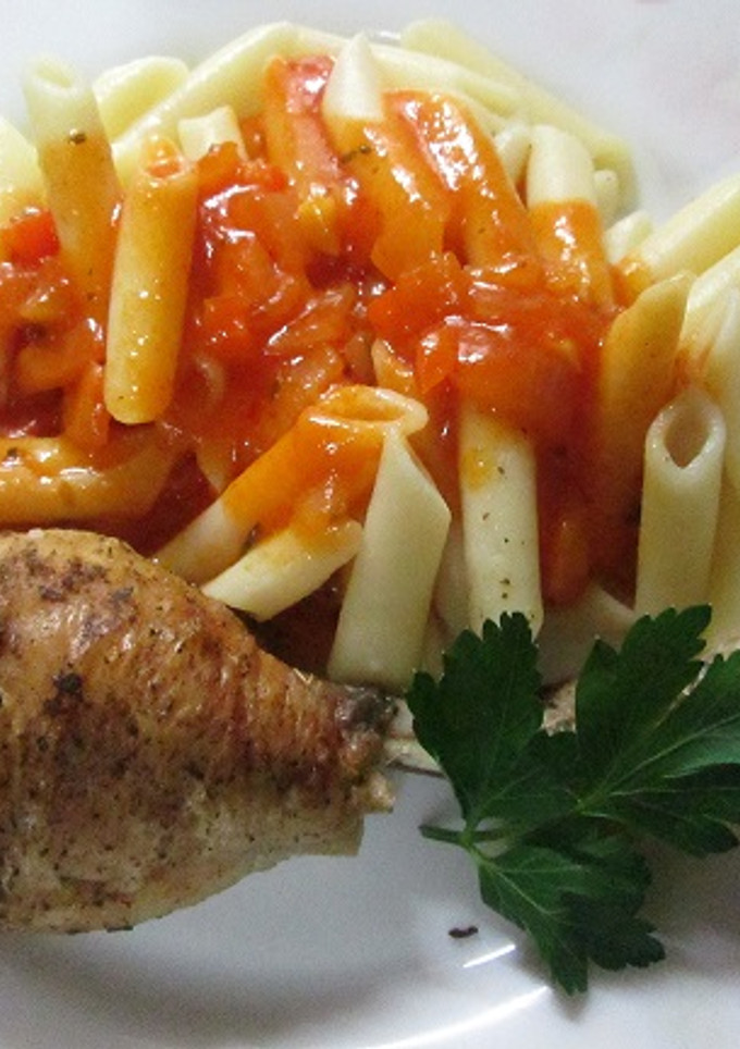 Una foto de Pollo al horno con macarrones en salsa