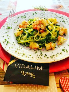 Una foto de Espagueti de calabacín salteados con ajo laminado y gambón