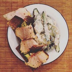 A picture of Red fish Smørrebrød med Agurksalat (cucumber salad).