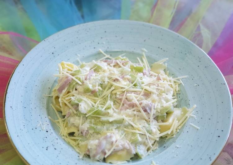 Tortellini de 4 Quesos con salsa de calabacín, puerro y Lacón
