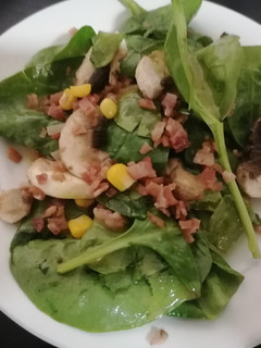 Una foto de Ensalada de espinacas contocino osiris