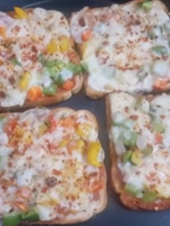 Bread Cheese Pizza (Bread cheese pizza recipe in tamil) செய்முறை முக்கிய புகைப்படம்