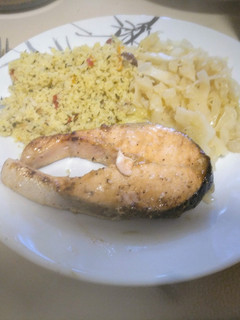 Una foto de Salmón a la plancha con repollo y tabbouleh