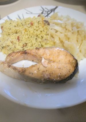 Una foto de Salmón a la plancha con repollo y tabbouleh