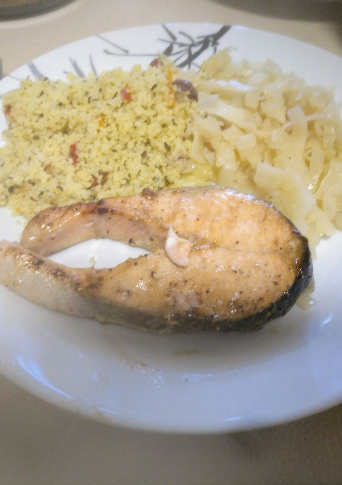 Una foto de Salmón a la plancha con repollo y tabbouleh