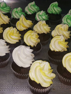 Una foto de Cupcakes de chocolate y vainilla