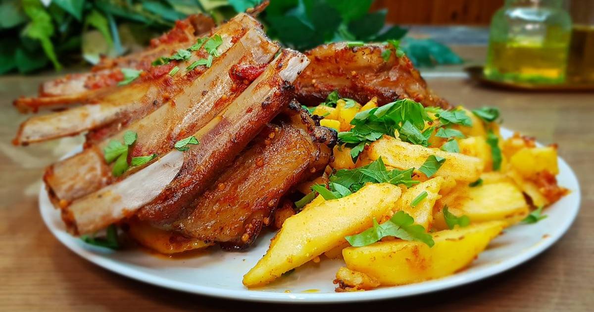 Рецепт: Жареные свиные ребрышки - на сковородке в сметано-чесночном соусе